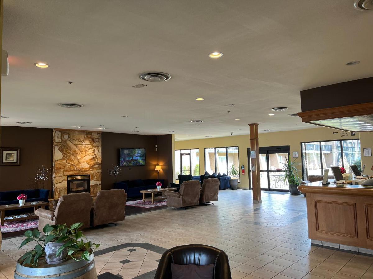 Divya Sutra Plaza And Conference Centre, Vernon, Bc Екстериор снимка