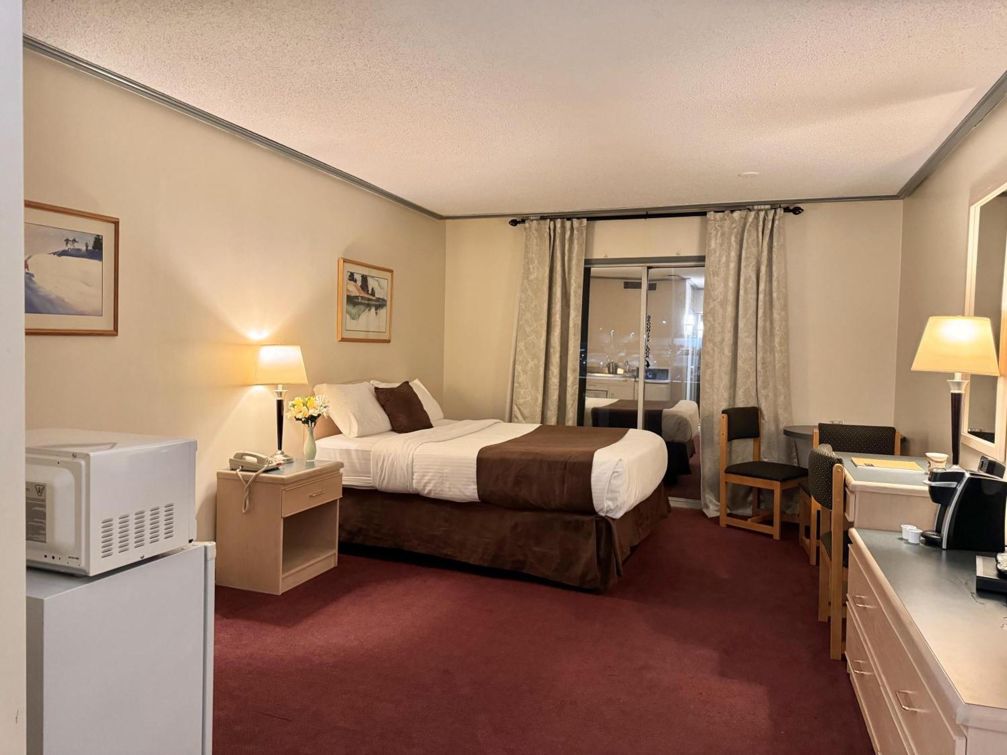 Divya Sutra Plaza And Conference Centre, Vernon, Bc Екстериор снимка