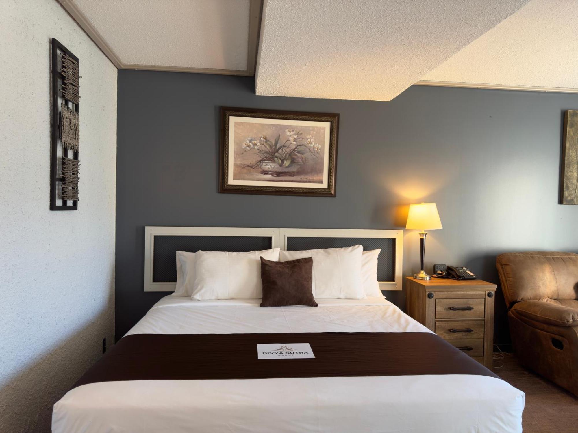 Divya Sutra Plaza And Conference Centre, Vernon, Bc Екстериор снимка