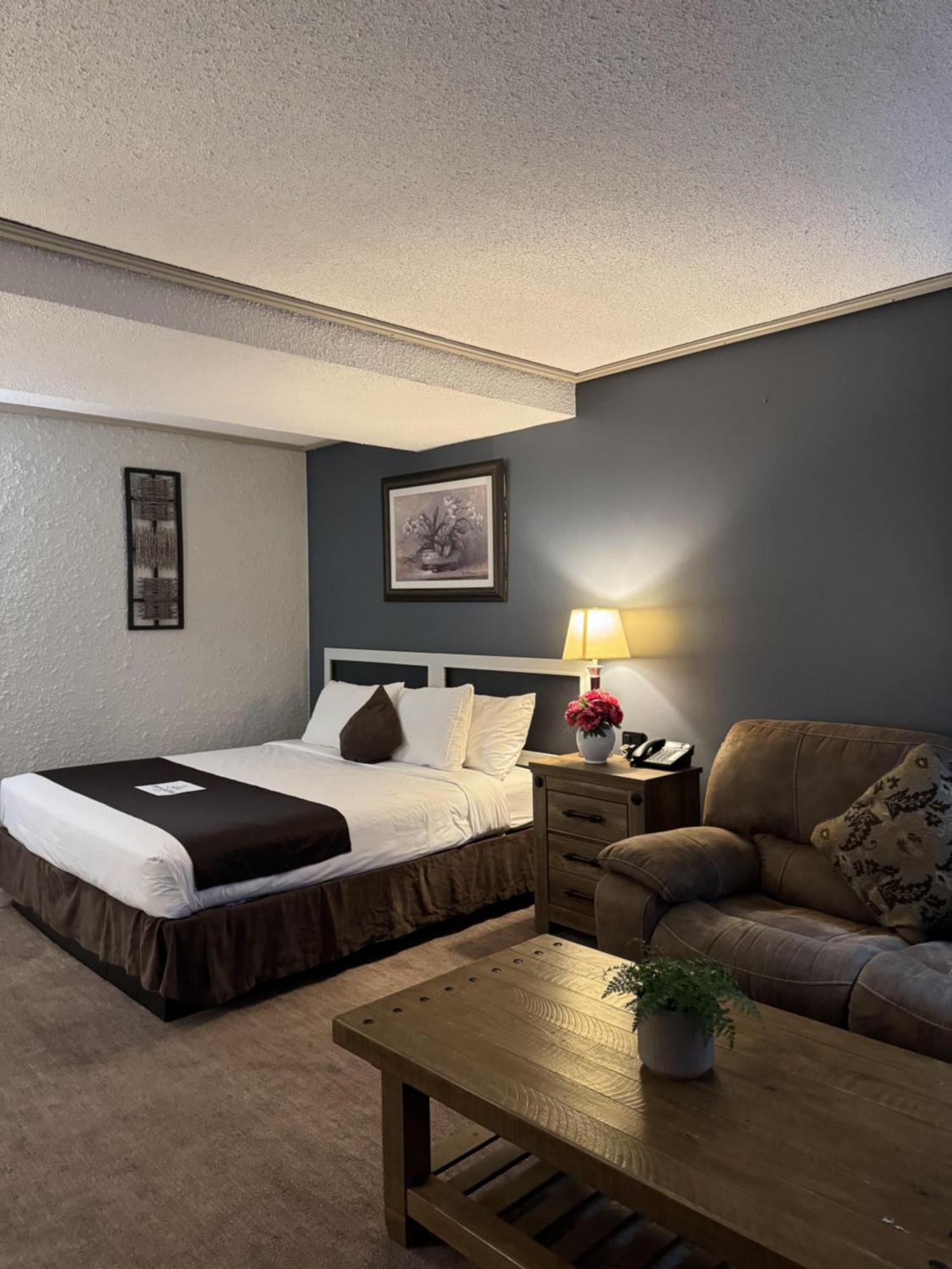 Divya Sutra Plaza And Conference Centre, Vernon, Bc Екстериор снимка