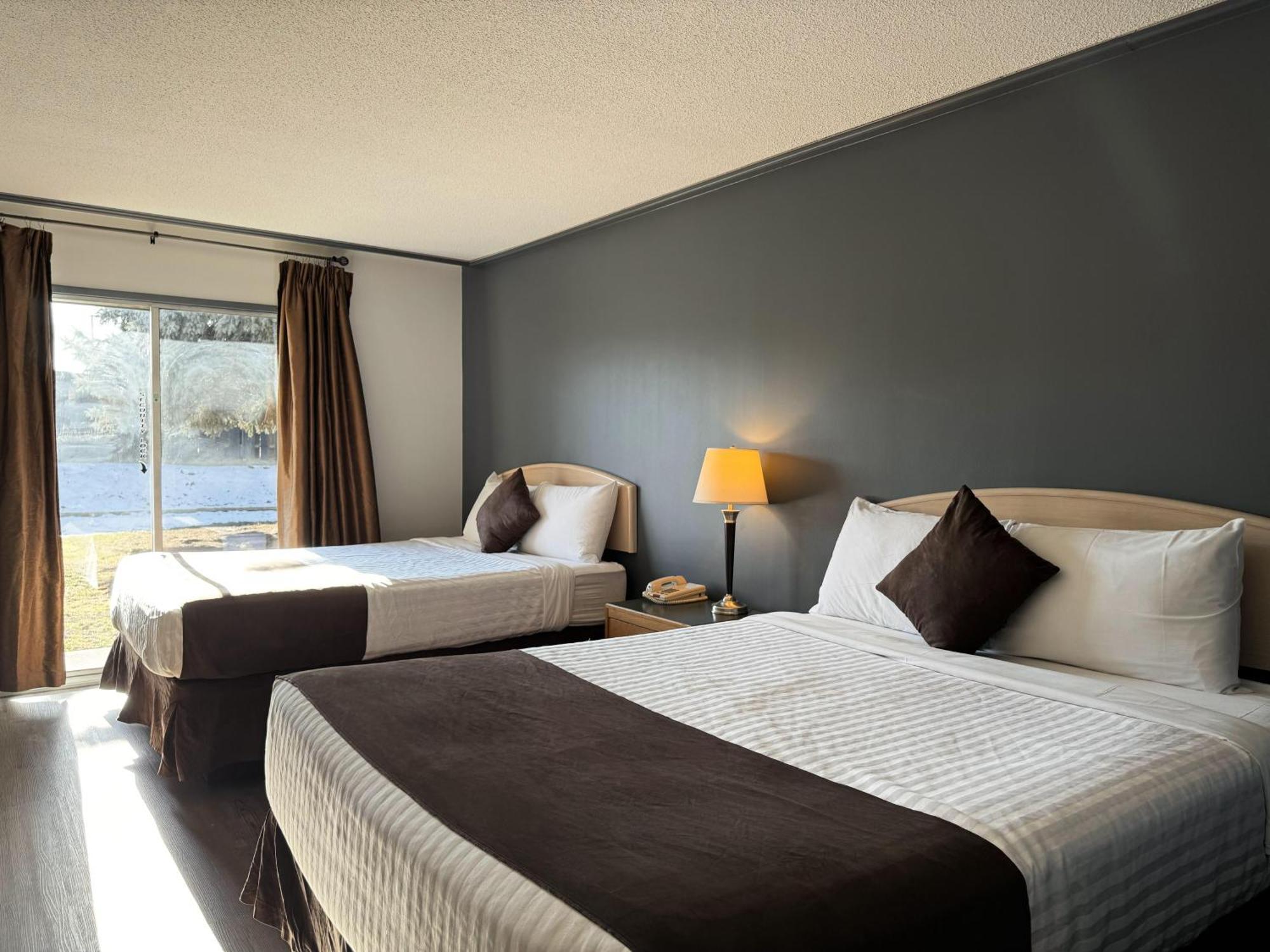 Divya Sutra Plaza And Conference Centre, Vernon, Bc Екстериор снимка