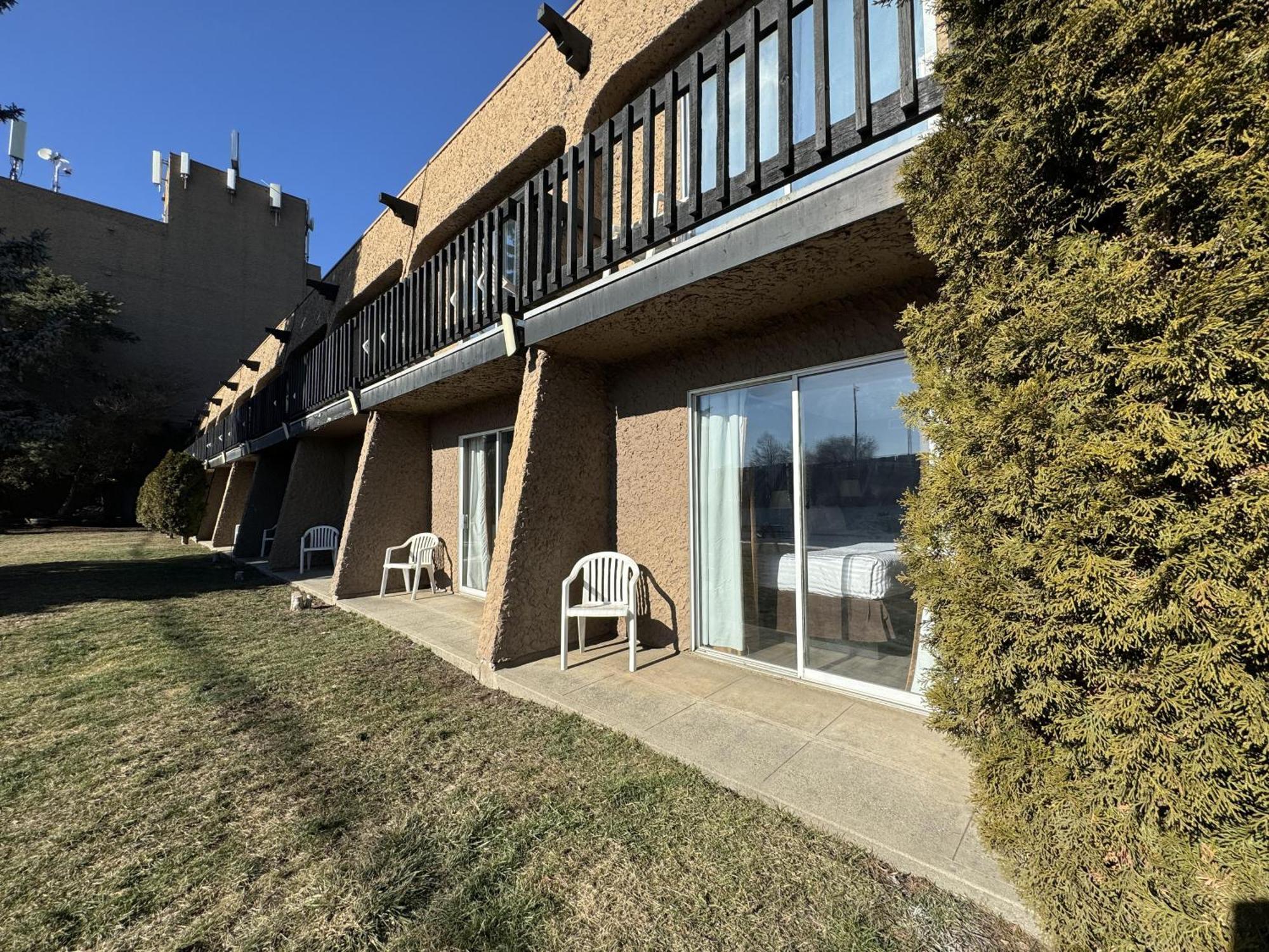 Divya Sutra Plaza And Conference Centre, Vernon, Bc Екстериор снимка