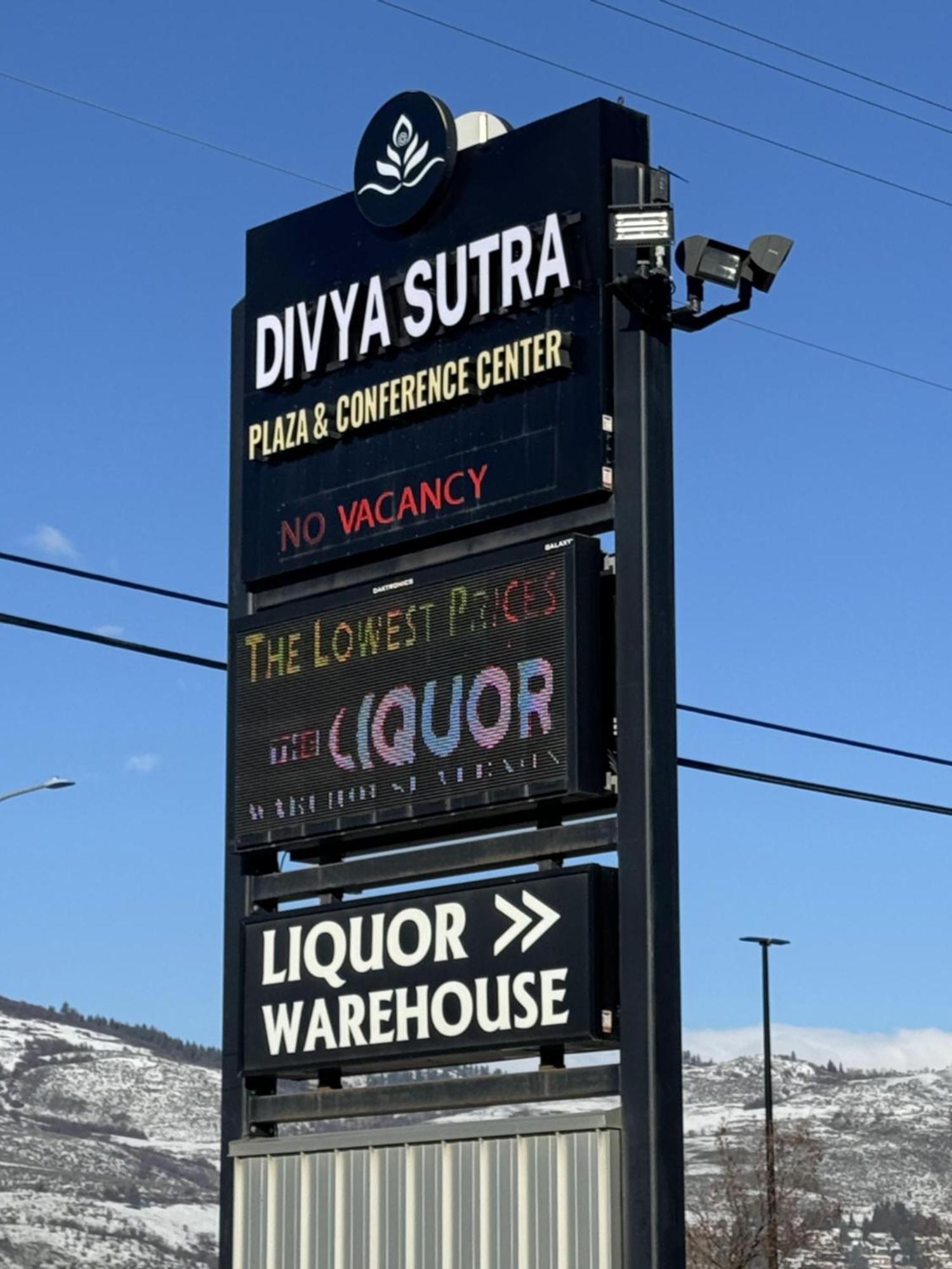 Divya Sutra Plaza And Conference Centre, Vernon, Bc Екстериор снимка