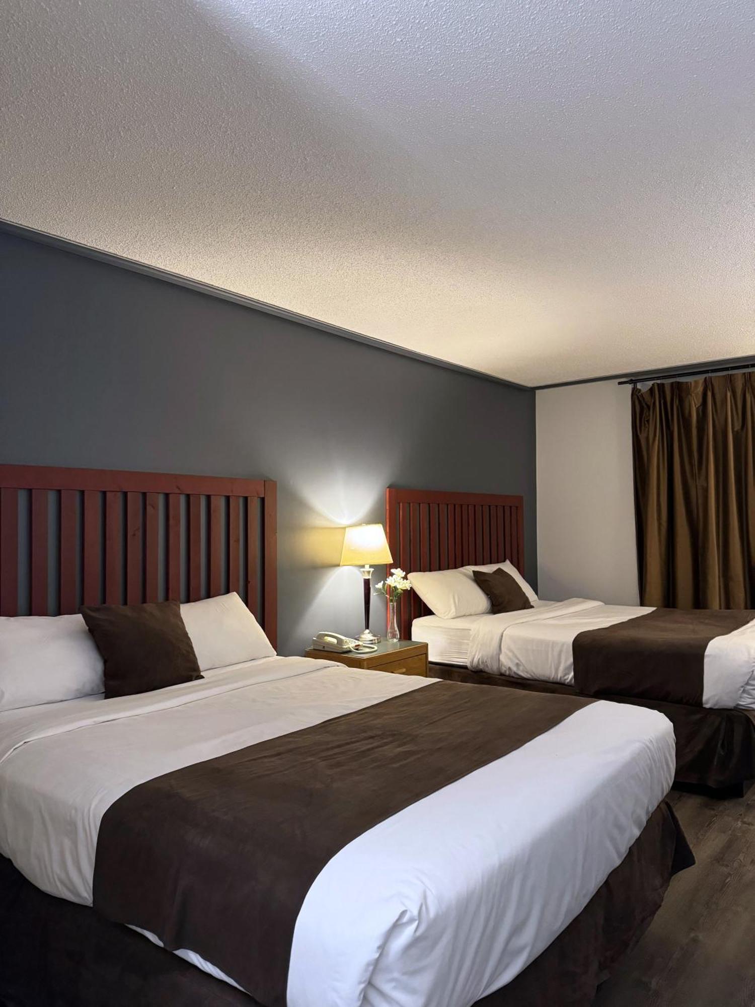 Divya Sutra Plaza And Conference Centre, Vernon, Bc Екстериор снимка