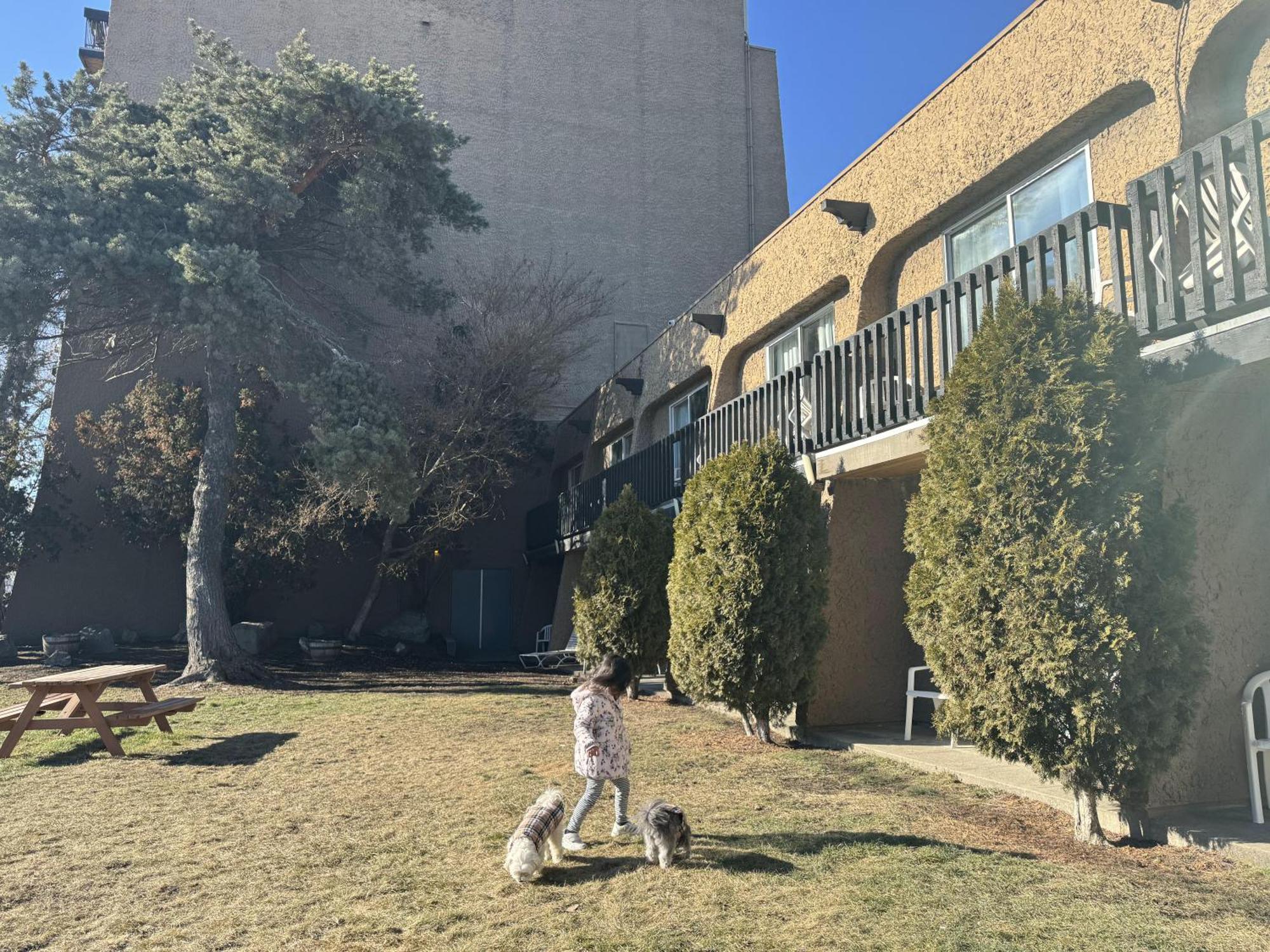 Divya Sutra Plaza And Conference Centre, Vernon, Bc Екстериор снимка