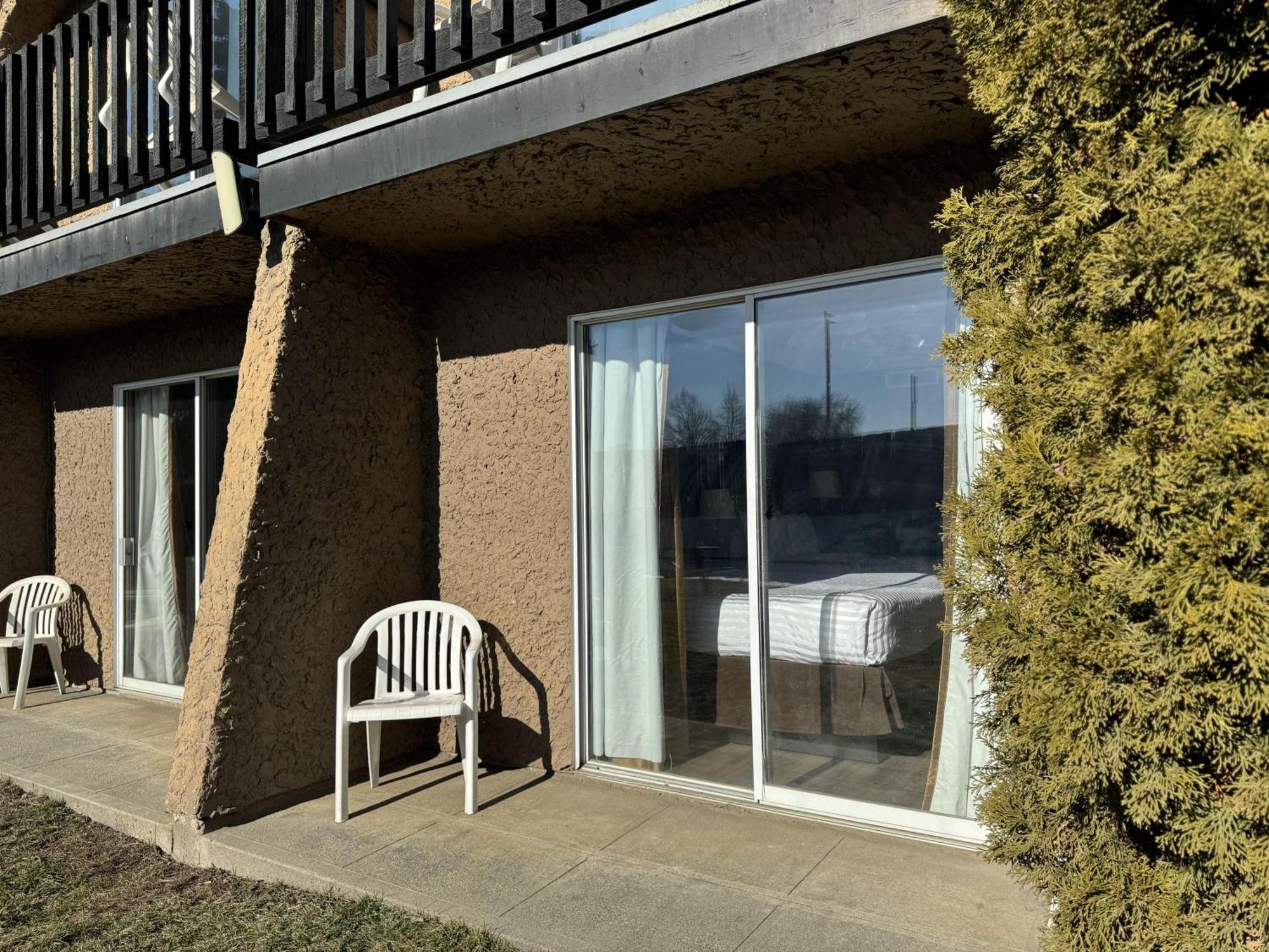 Divya Sutra Plaza And Conference Centre, Vernon, Bc Екстериор снимка
