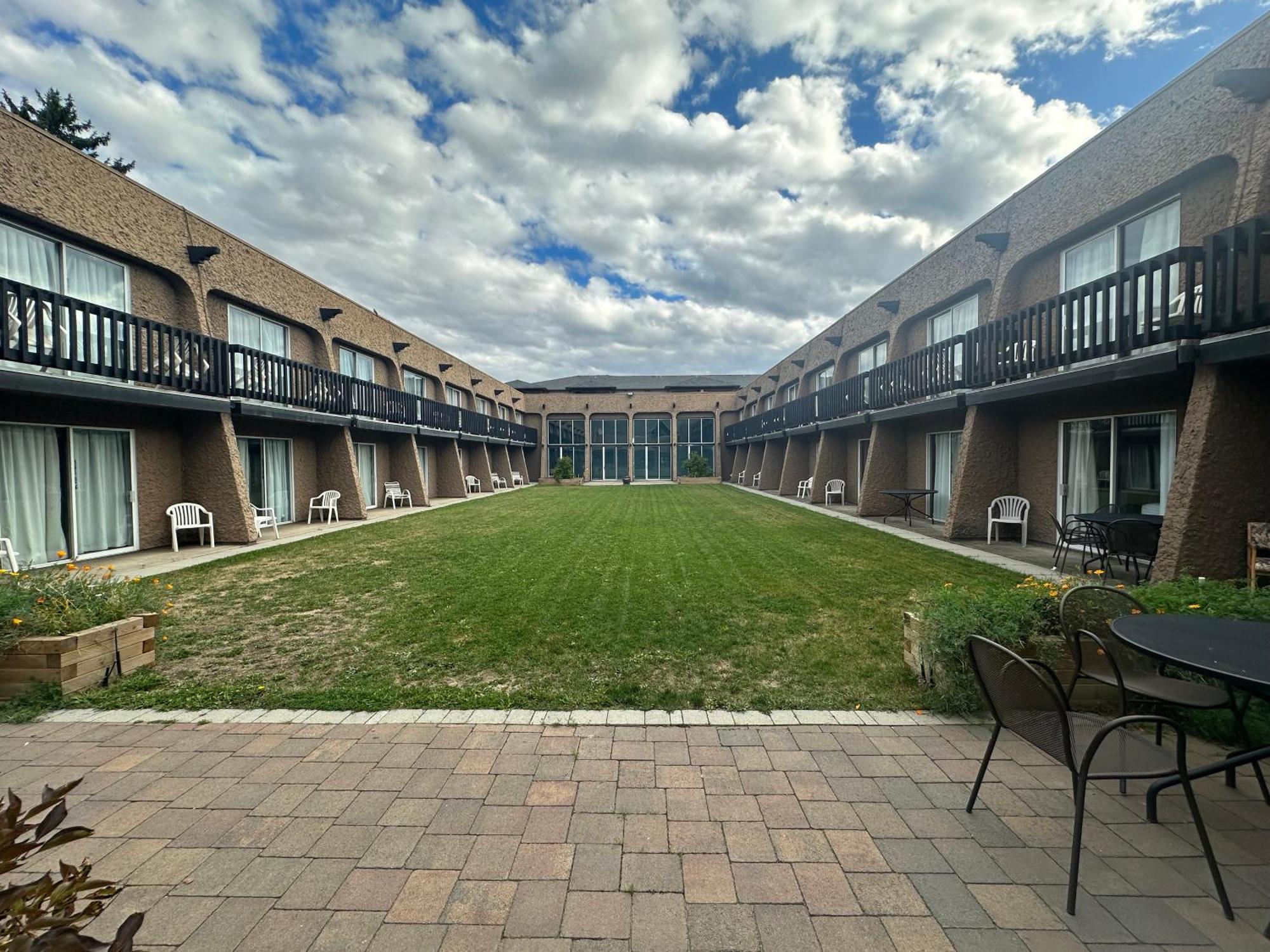 Divya Sutra Plaza And Conference Centre, Vernon, Bc Екстериор снимка